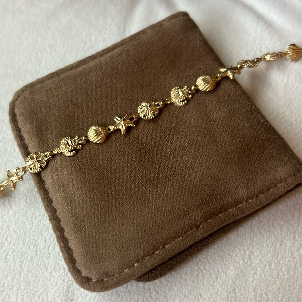 Adorable gold beachy bracelet!